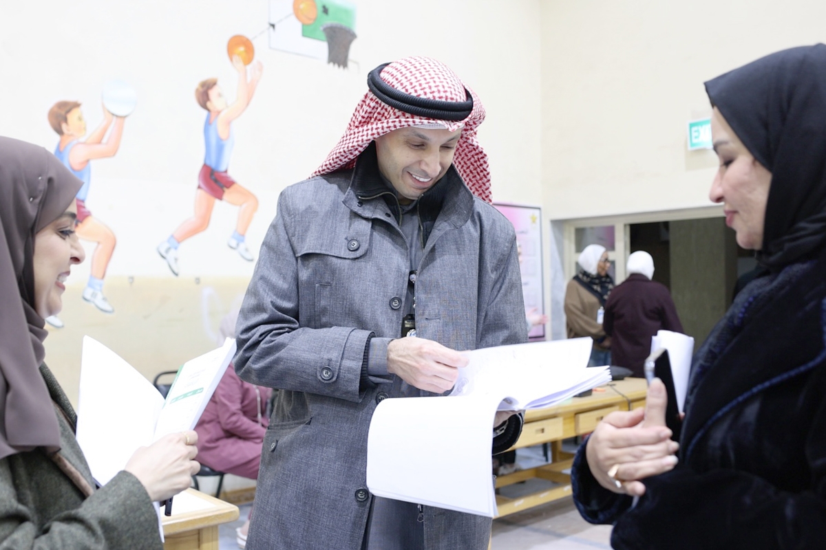 مسؤولو «التربية» خلال متابعتهم الكنترول اليوم
