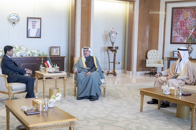 وزير الديوان الأميري ورئيس ديوان ولي العهد يستقبلان سفير المملكة المتحدة