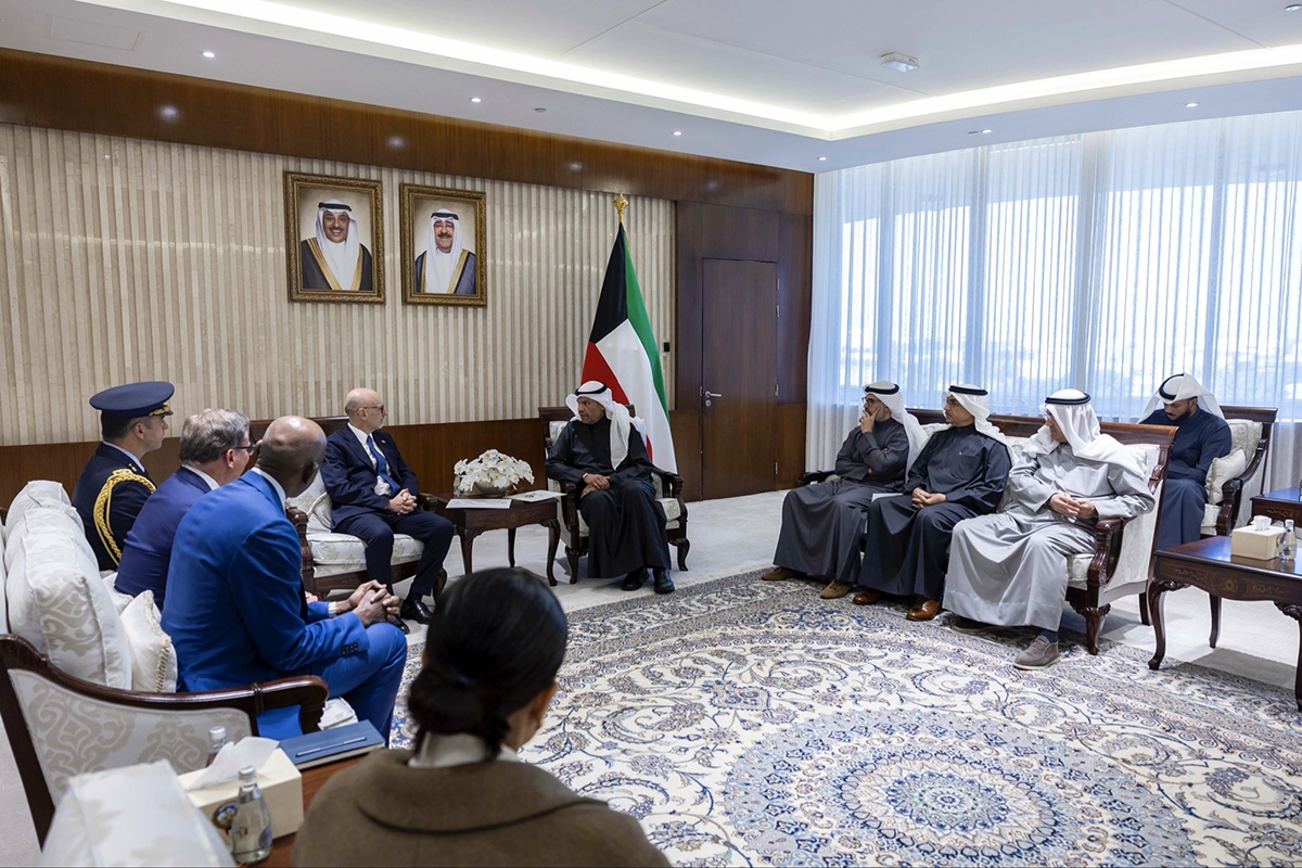 وزير الخارجية ملتقياً المدير الإقليمي لشركة ليوناردو