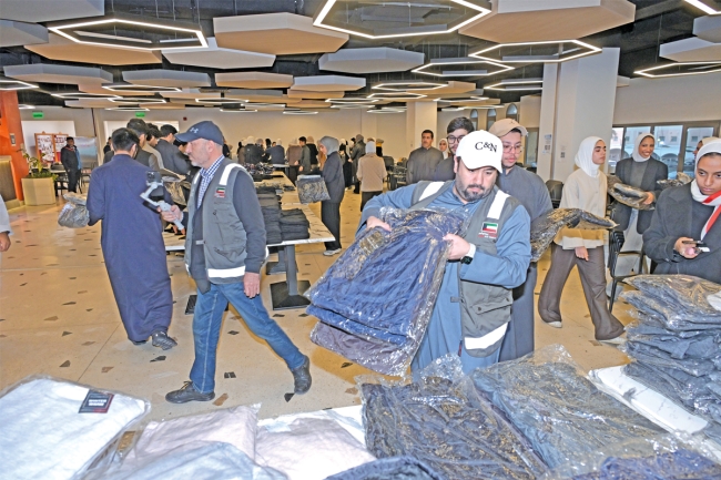 «نماء» توزع الكسوة على 400 عامل في الجامعة