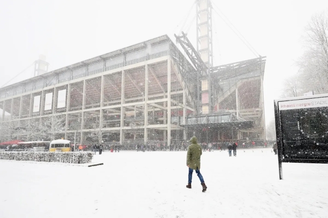 البرد يغلق المدارس في أوروبا 