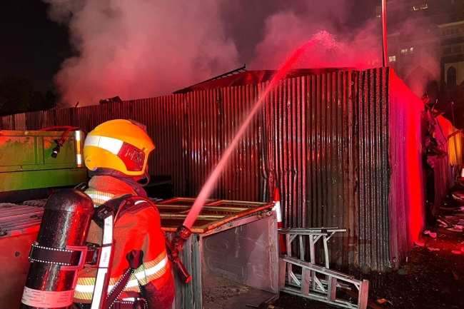 «الإطفاء»: السيطرة على حريق شاليهات سكن عمال في الرقعي دون إصابات