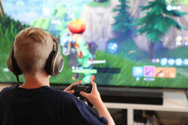 «حماية الطفل» للآباء: راقبوا أطفالكم خلال استخدام الألعاب و«التواصل»