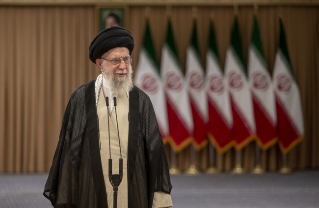 خامنئي يؤكد عدم التراجع في وجه «المخربين» ومخاوف لاستمرار حجب الإنترنت