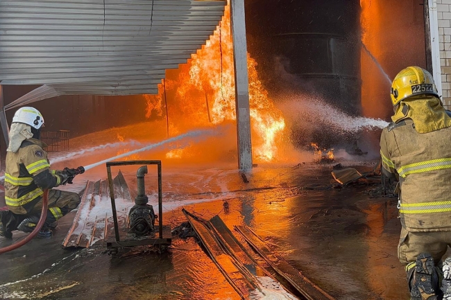 «الإطفاء» تسيطر على حريق في قسيمة صناعية بالأحمدي.. دون تسجيل إصابات