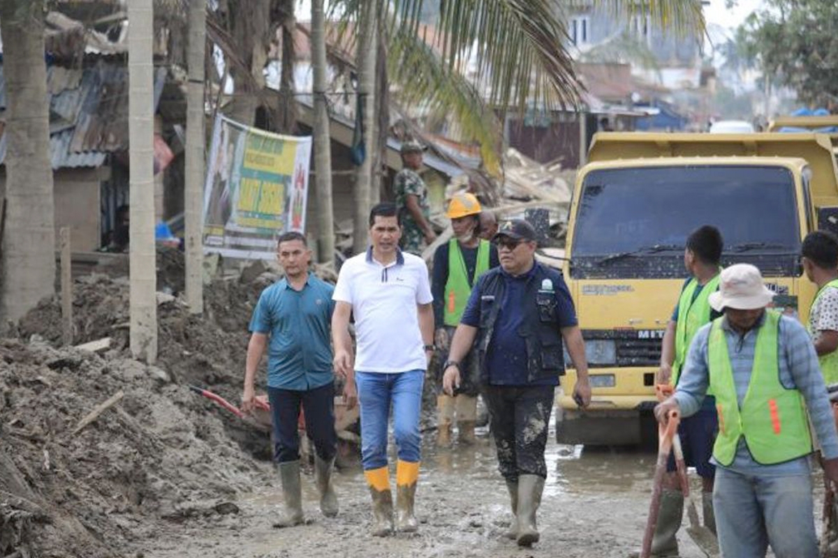 عسكر إندونيسيا ينظفون أتشيه 