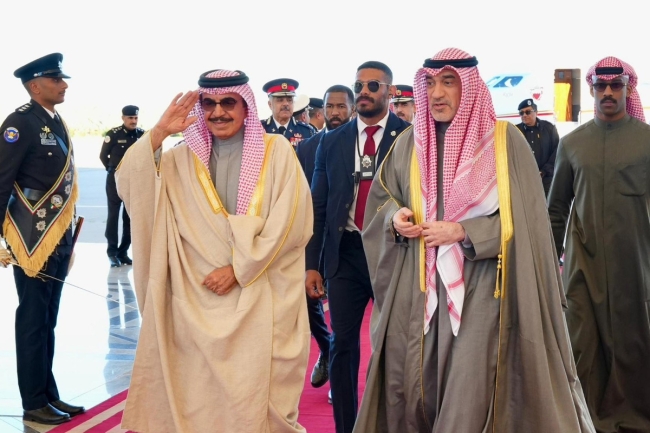 اليوسف يستقبل وزير الداخلية البحريني لدى وصوله الكويت 