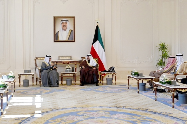 سمو ولي العهد يستقبل اليوسف ووزير الداخلية البحريني