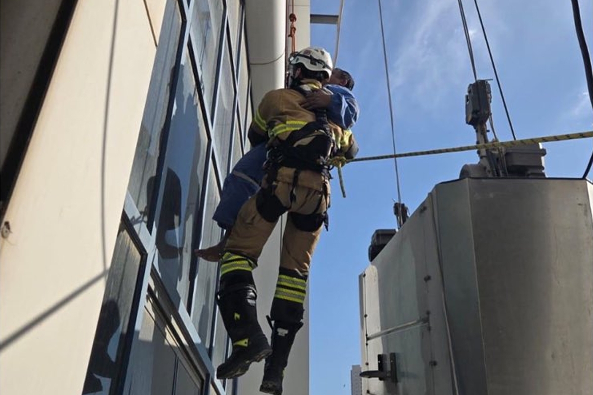 «الإطفاء» تنقذ عاملاً انحشر في رافعة صيانة بالمرقاب 