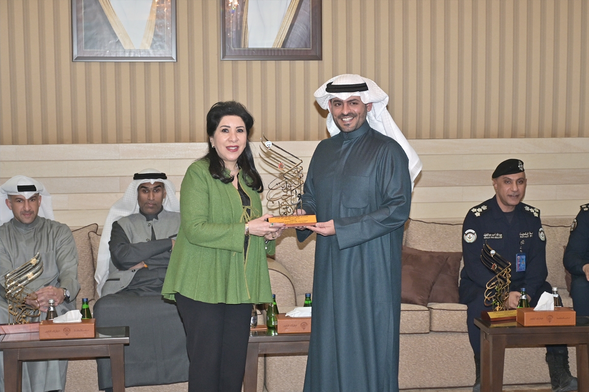 «التجاري» يتلقى تكريماً من محافظة مبارك الكبير لدوره المجتمعي صحياً وبيئياً 