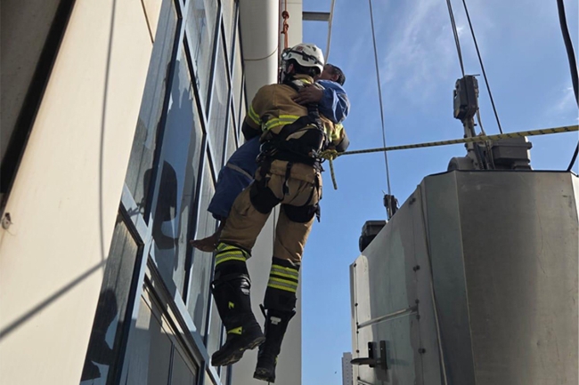 «الإطفاء» تنقذ عاملاً انحشر في رافعة صيانة بالمرقاب