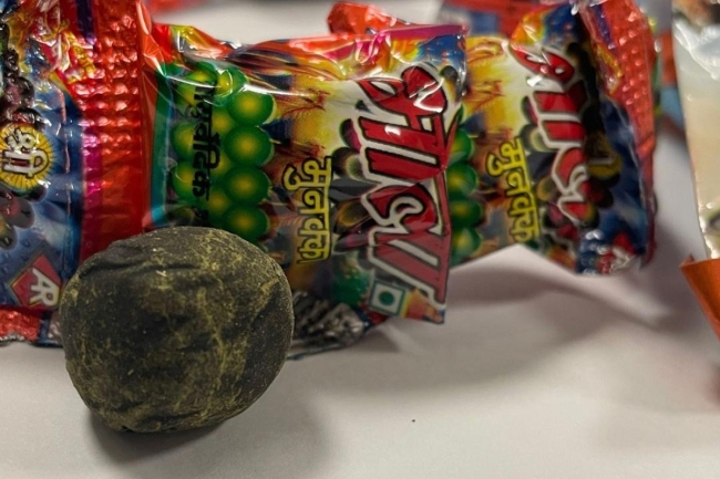 «الجمارك»: ضبط مسافرين اثنين قادمين من بنين والهند وبحوزتهما مواد مخدرة