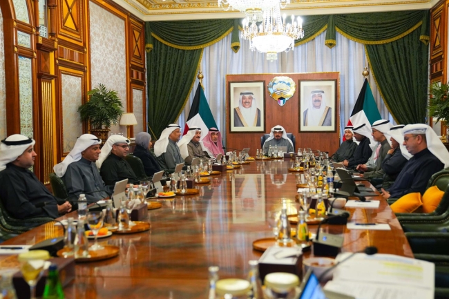 اليوسف يحيط مجلس الوزراء علمًا بنتائج زيارة وزير داخلية البحرين ولقاءاته مع القيادة السياسية. المباحثات تناولت موضوعات أمنية ذات اهتمام مشترك وسبل تعزيز التعاون والتنسيق الأمني 