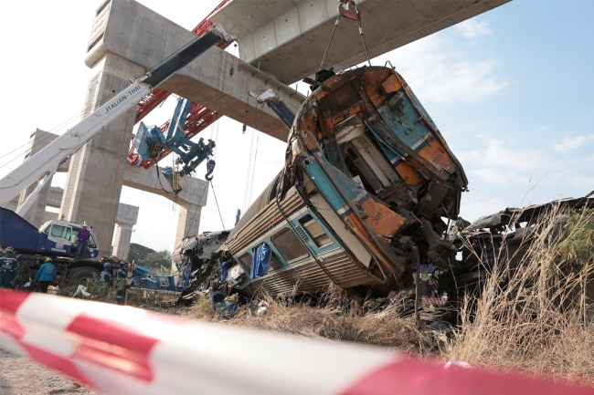 رافعة بناء أخرجته عن قضبانه وقتلت ركاباً 