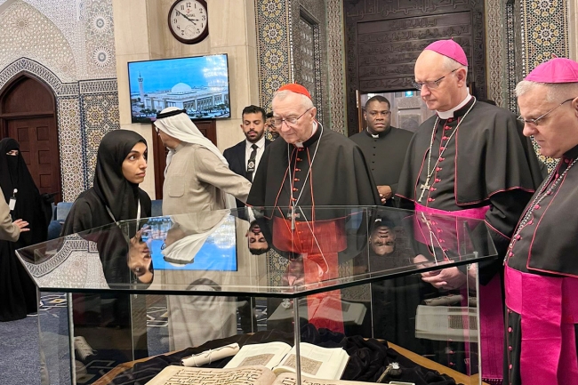 أمين سر «الفاتيكان» يقوم بزيارة إلى مسجد الدولة الكبير