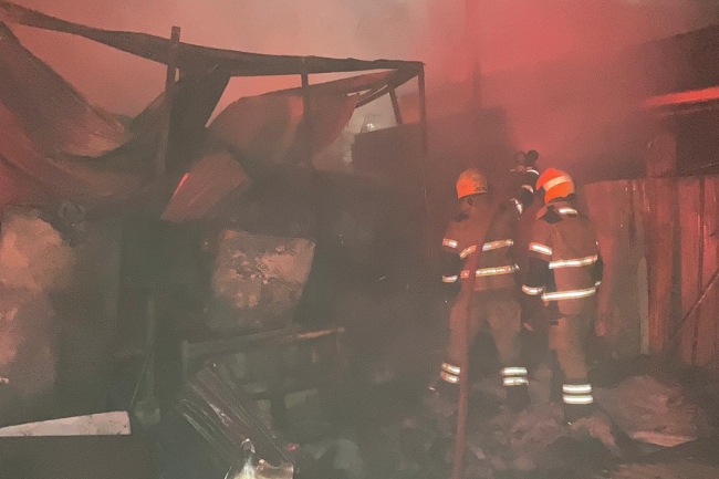 فرق الإطفاء تسيطر على حريق مصنع في منطقة أمغرة