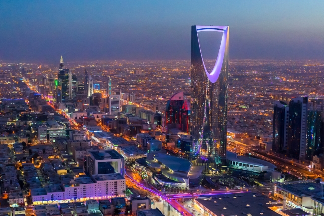 «فيتش» تثبّت تصنيف السعودية الائتماني عند +A وتؤكد متانة الاقتصاد. توقعت أن يصل نمو الناتج المحلي الإجمالي إلى 4.8% في 2026. نسبة الدين الحكومي إلى الناتج الإجمالي «أقوى بكثير» من متوسطَي تصنيفي A وAA 