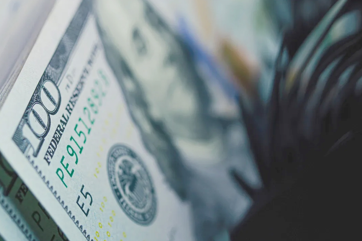 الدولار يفقد بريقه... واليورو في منطقة «التراجع المحدود» 