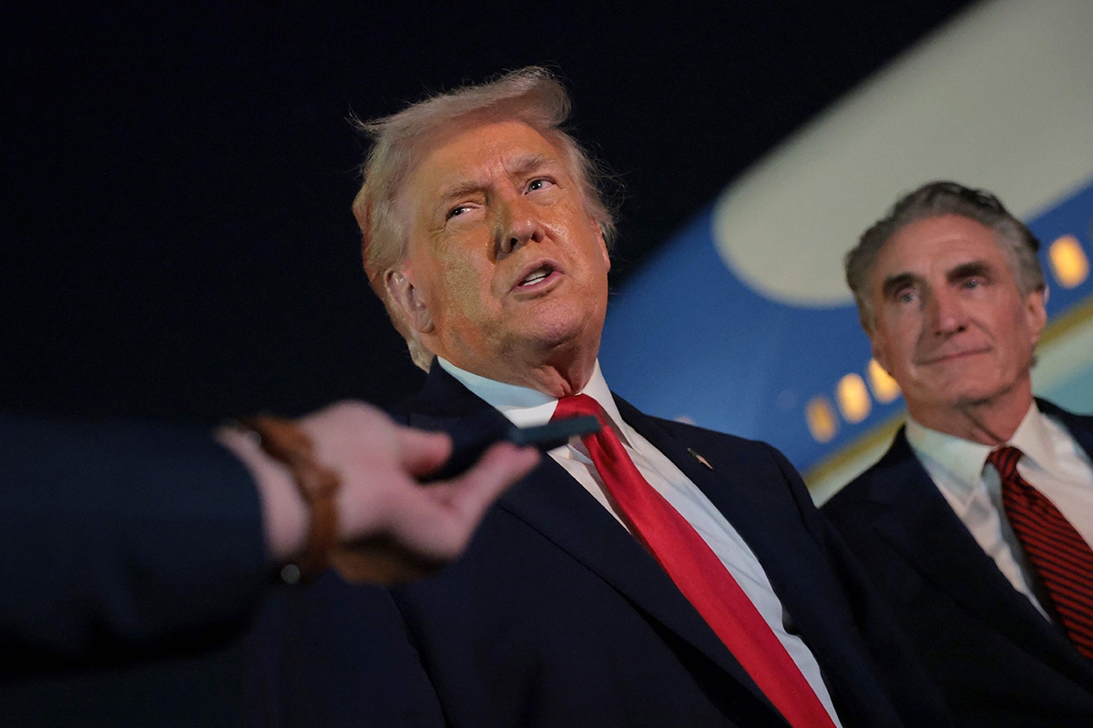 ترامب يهدد بفرض رسوم جمركية بنسبة 200% على النبيذ والشمبانيا الفرنسية 