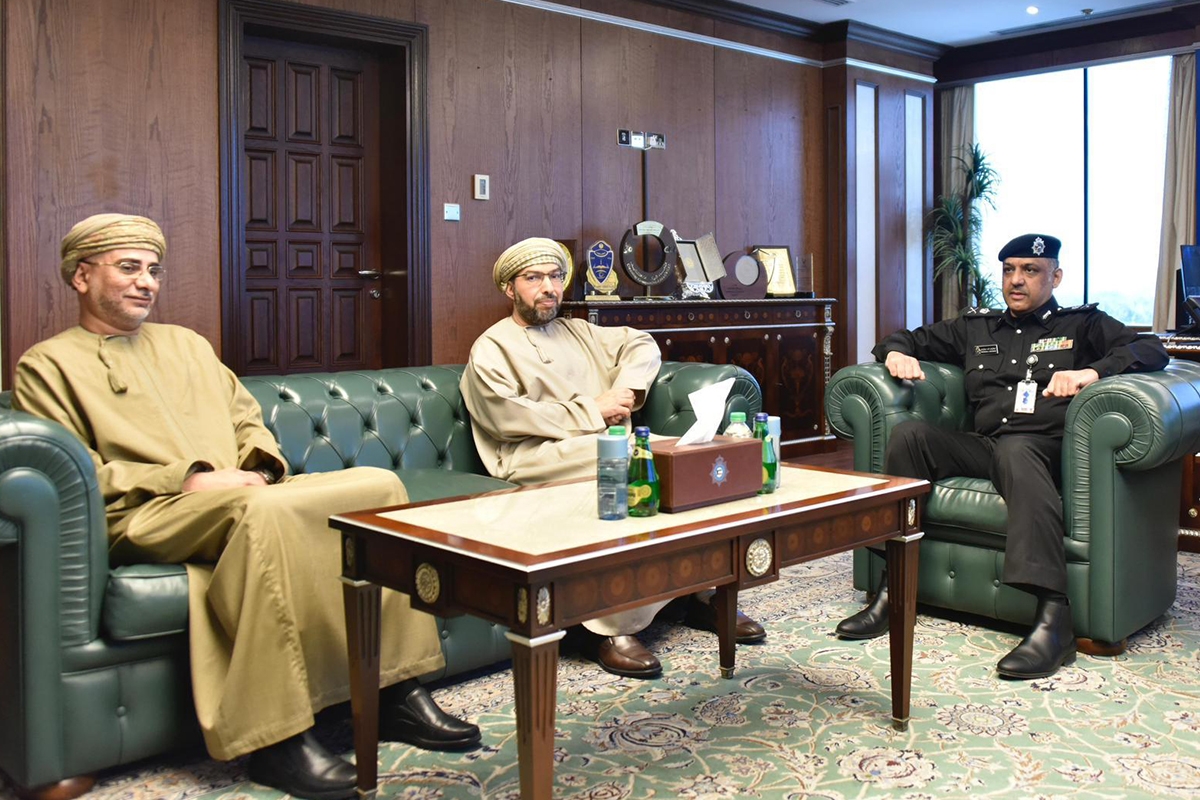 وكيل الداخلية: تعزيز العلاقات وتطوير آفاق التعاون مع سلطنة عمان 