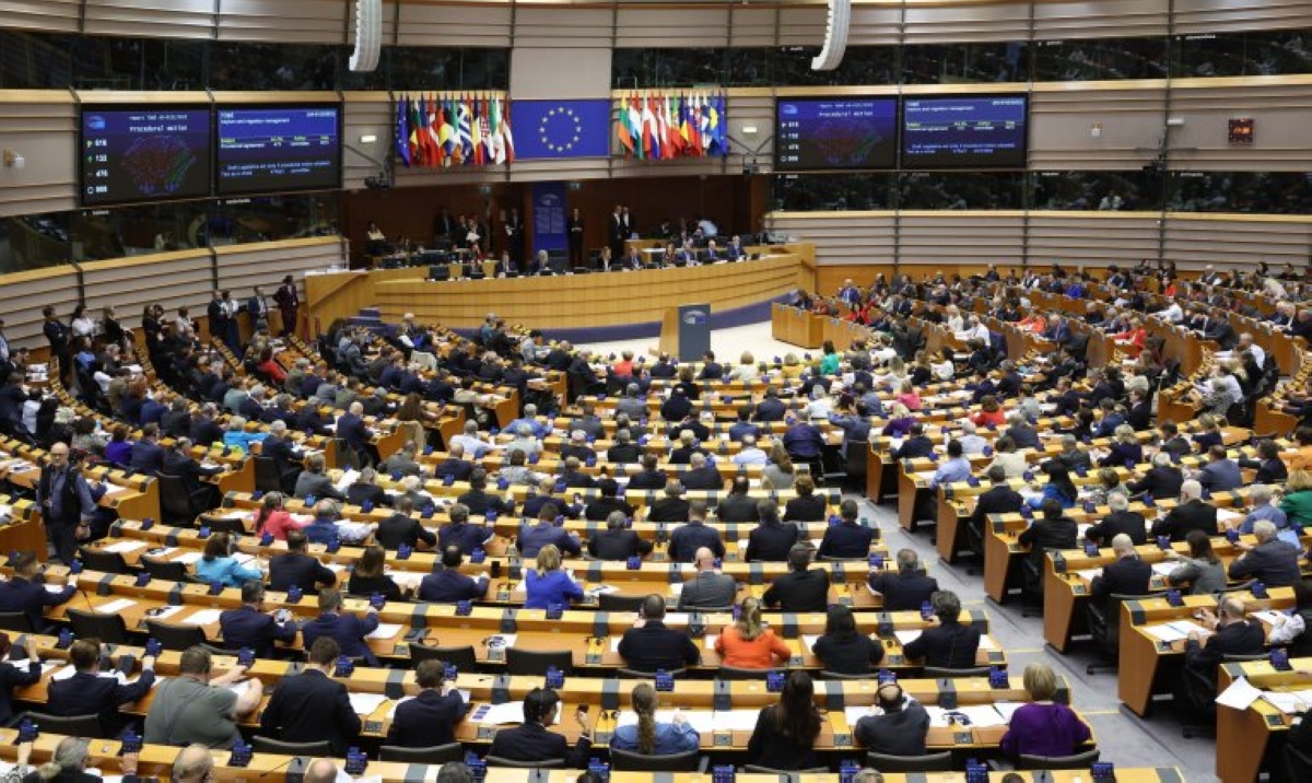 البرلمان الأوروبي يعلق تنفيذ اتفاقية الرسوم الأوروبية - الأمريكية 