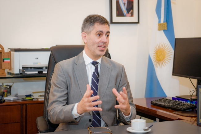 سفير الأرجنتين لـ «الجريدة»: الكويت شريكنا الاستراتيجي بالتنمية والطاقة والعمل الإنساني. فيلوسو: علاقاتنا تاريخية ونسعى لتوسيعها... وفرص التعاون واعدة . منفتحون على الاستثمارات الكويتية ونعمل لتعزيز السياحة والتبادل الثقافي 