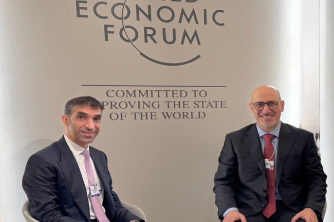 على هامش أعمال المنتدى الاقتصادي العالمي في دافوس... وزير «التجارة» يبحث مع وزير الدولة للتجارة الخارجية الإماراتي توسيع آفاق التعاون وتنسيق الجهود الاقتصادية. الوزير العجيل التقى وزير الاقتصاد التونسي وبحثا سبل تعزيز العلاقات 