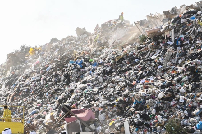 «قانونية البلدية»: مخاطبة المدير العام لفتح تحقيق بـ «مناقصة ردم النفايات والأنقاض». في ردها على استفسار بشأن إهمال بتمديد العقد في مواقع الردم 