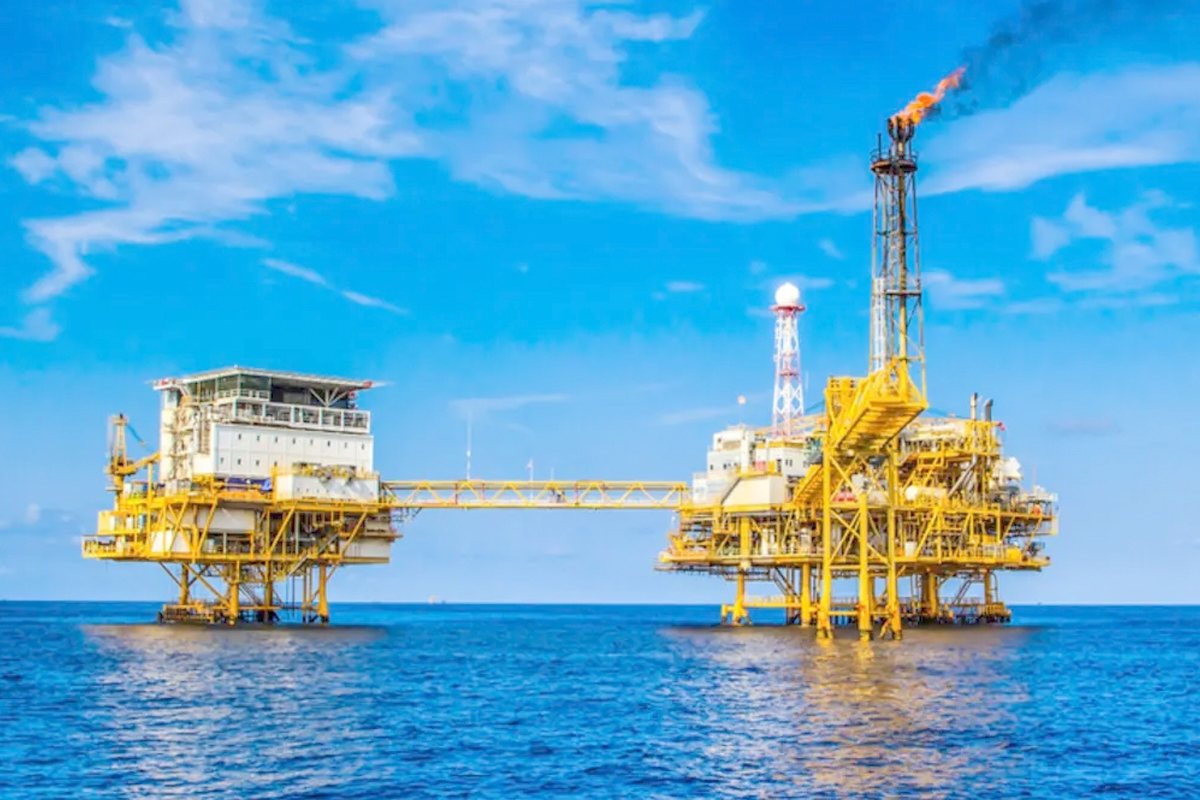 النفط يصعد مع اضطرابات الإنتاج في أميركا 