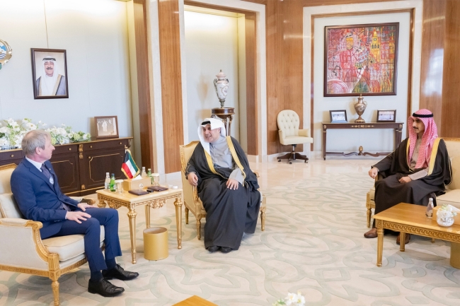 وزير «الديوان الأميري» ورئيس ديوان ولي العهد يستقبلان سفيري بلجيكا وكندا