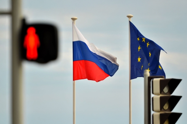 الاتحاد الأوروبي يوافق على حظر استيراد الغاز الروسي بحلول أواخر 2027. قرار يجعل تعهد الدول الأوروبية بقطع العلاقات مع موسكو.. ملزم قانوناً. المجر وسلوفاكيا رفضتا القرار.. وبلغاريا امتنعت عن التصويت 