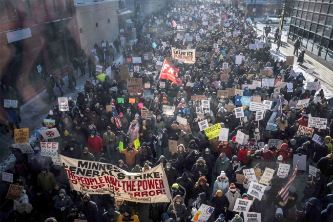 أحداث مينيابوليس: ترامب يتراجع جزئياً وكلينتون وأوباما يدعوان إلى «صحوة»