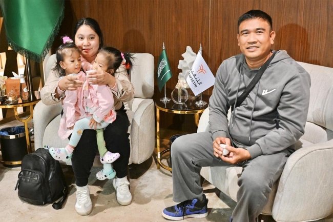 وصول توأم فلبيني ملتصق إلى السعودية لدراسة إمكانية إجراء عملية فصلهما. البرنامج السعودي للتوائم الملتصقة اعتنى بـ152 توأماً من 28 دولة خلال أكثر من 35 عاماً 