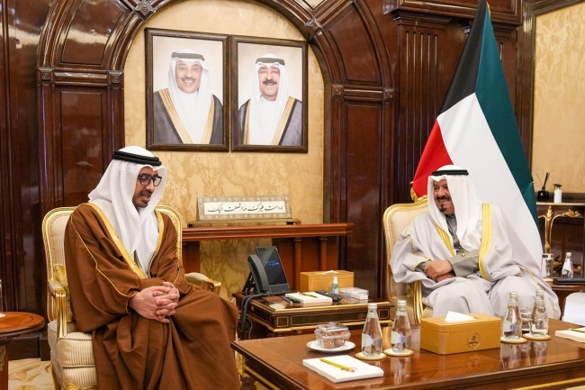 رئيس الوزراء: لقيادة الإمارات وشعبها المزيد من التقدم والرقي. العبدالله استقبل نائب رئيس الوزراء وزير الخارجية الإماراتي 