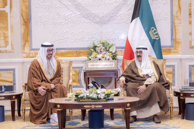 الأمير: للإمارات المزيد من التطور والنماء. سموه حمَّل وزير خارجيتها تحياته للرئيس ونائبه وتمنياته لهما بموفور الصحة والعافية. عبدالله بن زايد نقل إلى سموه تحيات القيادة الإماراتية وتمنياتها للكويت بمزيد من التقدم. ولي العهد استقبل الوزير الضيف وحمّله تحياته لرئيس دولة الإمارات ونائبه. رئيس الوزراء مستقبلاً بن زايد: المزيد من التقدم والرقي للإمارات قيادة وشعباً 