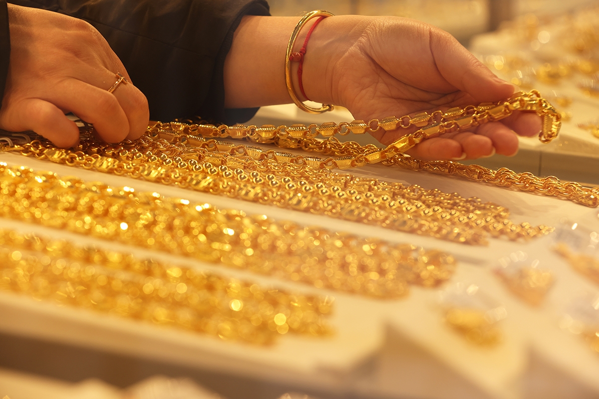 الذهب ينخفض إلى ما دون 5000 دولار للأوقية.. ويدفع معادن نفيسة أخرى للتراجع 