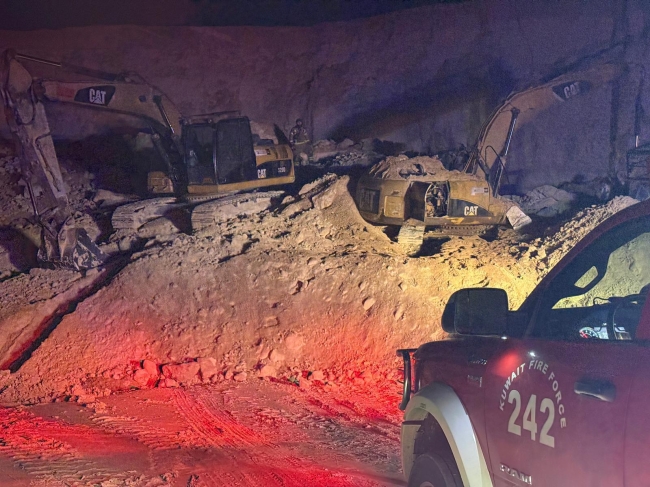 وفاة شخص في حادث إنهيار رملي وانقلاب حفارة بجنوب سعد العبدالله