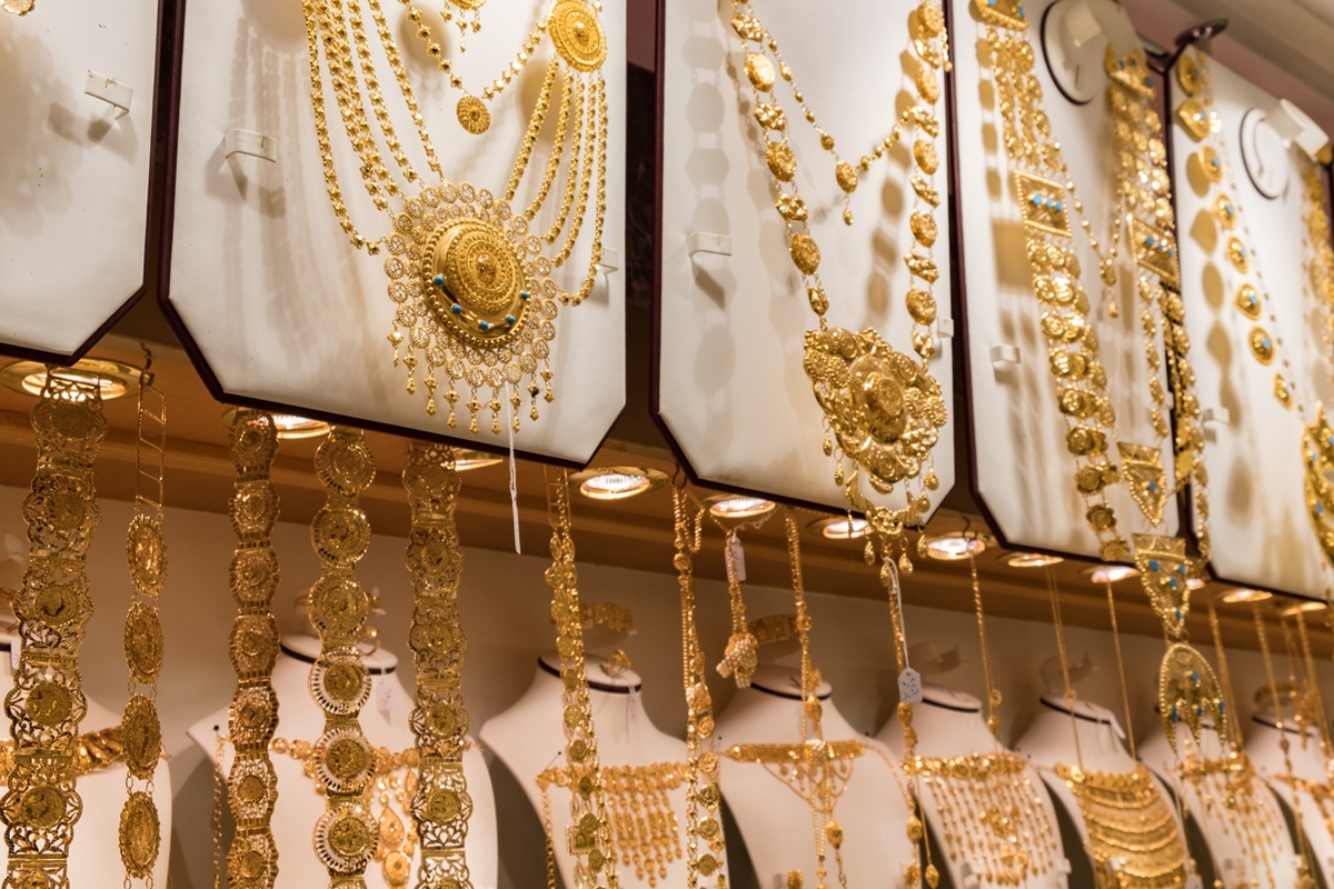 أسعار الذهب تتراجع بأكثر من 11% رغم مكاسب شهرية متتالية 