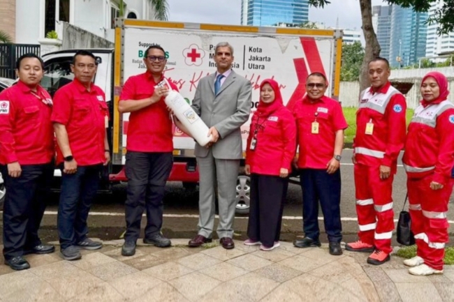 الكويت تقدم مساعدات طبية إلى إندونيسيا