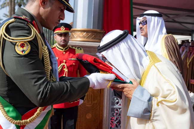 سمو أمير البلاد شمل برعايته وحضوره مراسم رفع العلم