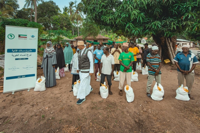 «نماء» توزع أغذية للمحتاجين في تنزانيا