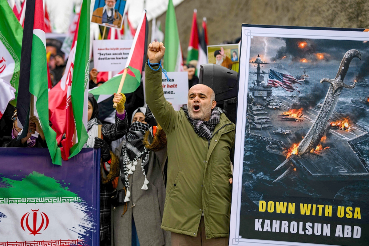 طهران تضع نصف قدم في المفاوضات مع ترامب 