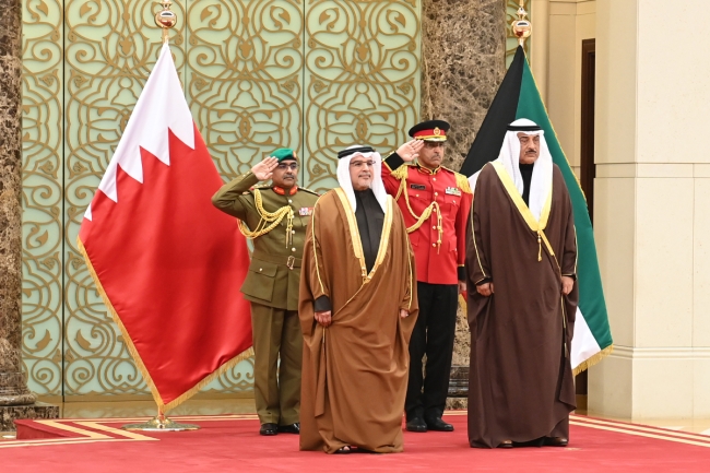 ولي العهد البحريني يصل إلى البلاد في زيارة رسمية