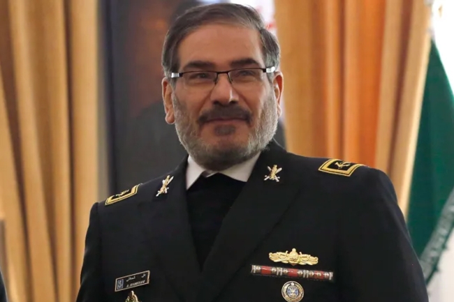 بزشكيان يعين علي شمخاني أميناً لمجلس الدفاع