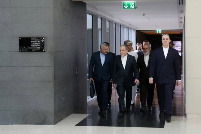 بدء مفاوضات «أميركية- إيرانية» في عُمان.. وخلافات حول توسيع جدول الأعمال