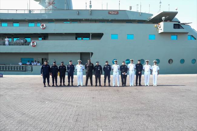 «المبروكة» الحربية العُمانية تصل إلى ميناء الشويخ