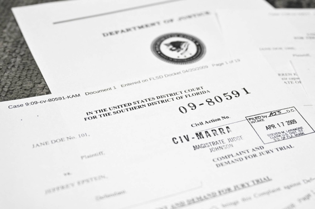 الشرطة البريطانية تعلن أنها فتشت عقارين مرتبطين باللورد بيتر ماندلسون في إطار تحقيق في صلات محتملة بجيفري إبستين