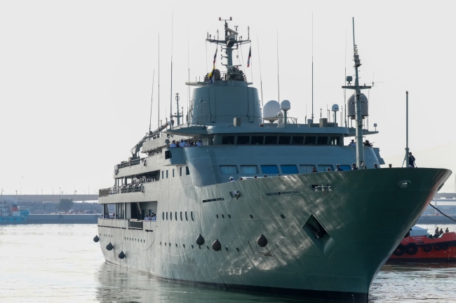 سفينة البحرية السلطانية العمانية «المبروكة» ترسو في ميناء الشويخ