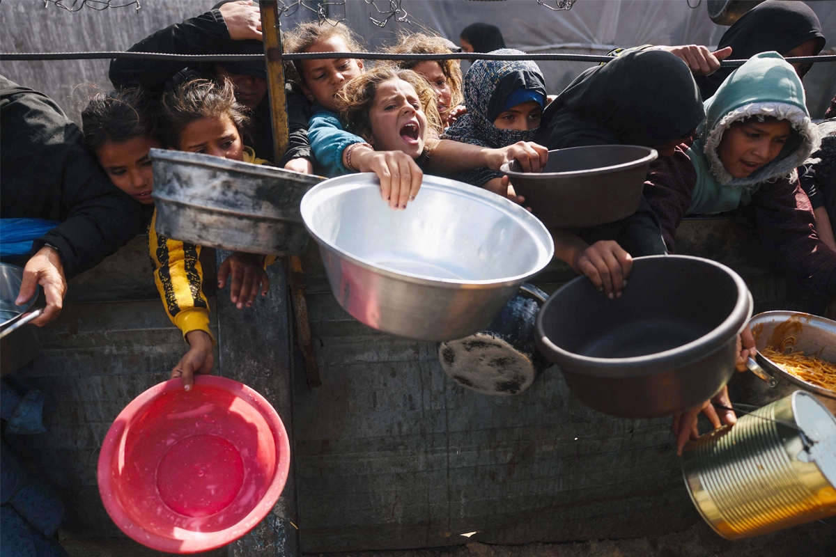 تدافع على الطعام في خان يونس (أ ف ب)