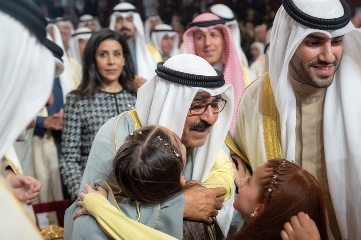 الأمير يحتضن زهرات الكويت خلال الحفل أمس